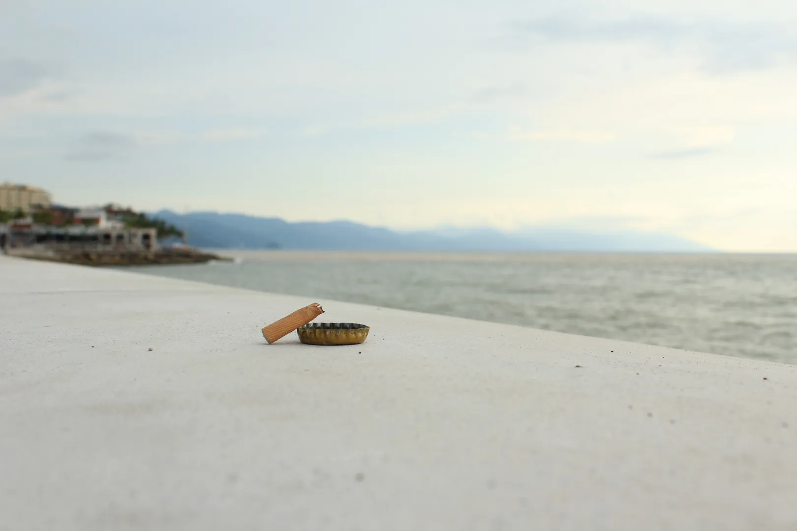 Colilla sobre corcholata, Vallarta la retrata.